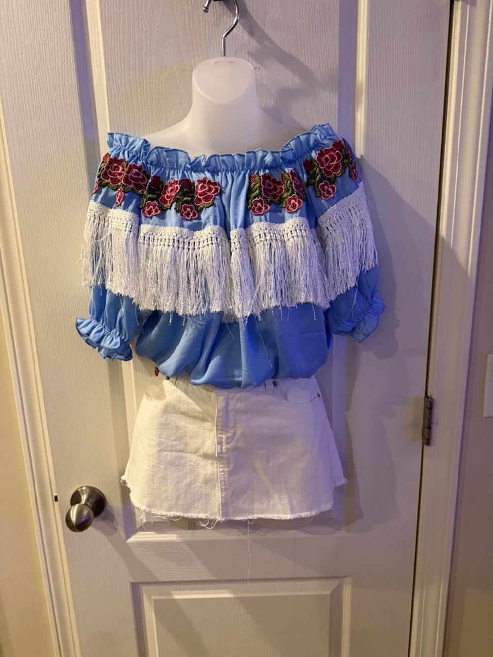 🩵Boohoo Blue Floral Off The Shoulder Fringe Blouse
🌺Size Small